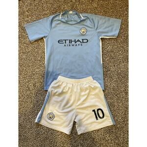 Junior Replica Manchester City Kun Agüero Football Top & Shorts Size Small (28)